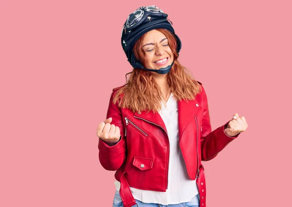 Mujer Latina Joven Con Chaqueta Cuero Que Sostiene Casco Motocicleta —  Fotos de Stock