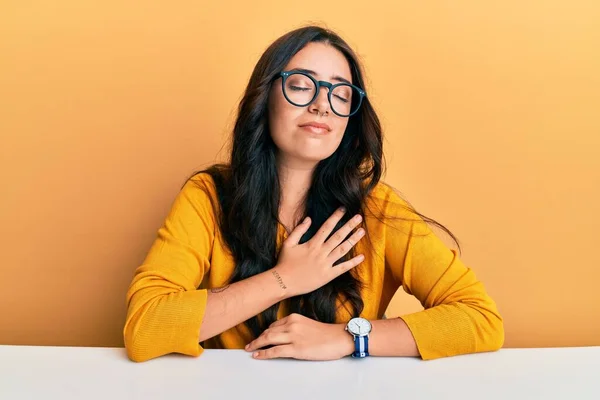 Die Schöne Brünette Junge Frau Mit Brille Und Lässiger Kleidung — Stockfoto