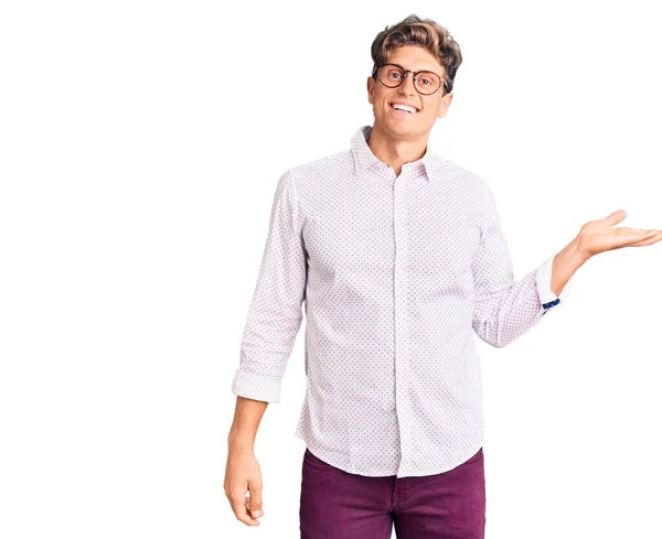 Jovem Homem Bonito Vestindo Roupas Negócios Óculos Sorrindo Alegre Apresentando — Fotografia de Stock