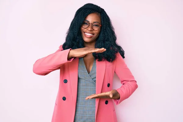 Schöne Afrikanische Frau Businessjacke Und Brille Gestikuliert Mit Händen Die — Stockfoto