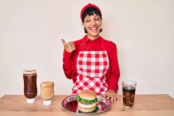 Beautiful Brunettte Woman Cooking Tasty Hamburguer Pointing Thumb Side Smiling — Stock Photo, Image