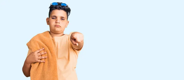 Niño Pequeño Con Traje Baño Toalla Que Playa Señalando Con —  Fotos de Stock