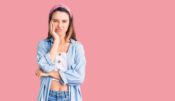 Joven Hermosa Chica Con Camisa Casual Diadema Pensando Que Cansado —  Fotos de Stock