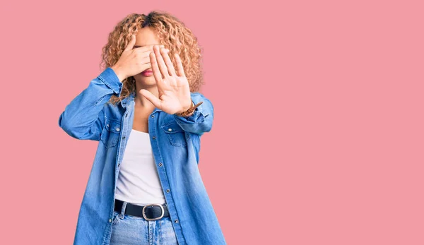 Mulher Loira Jovem Com Cabelo Encaracolado Vestindo Jaqueta Ganga Casual — Fotografia de Stock