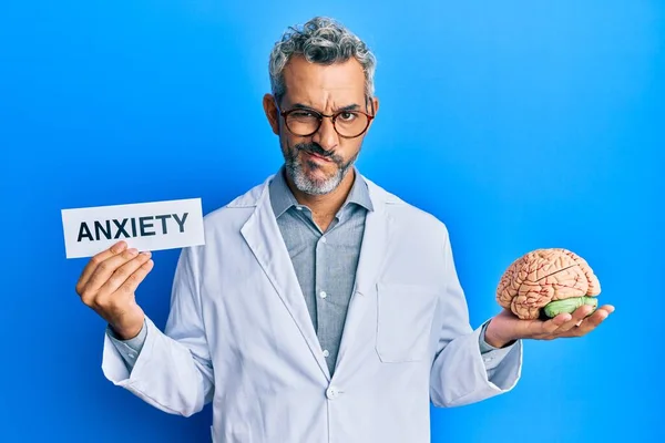 Uomo Mezza Età Dai Capelli Grigi Indossa Cappotto Medico Possesso — Foto Stock