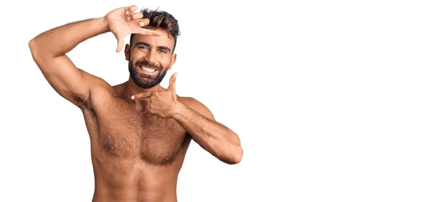 Joven Hombre Hispano Usando Traje Baño Sin Camisa Sonriente Haciendo — Foto de Stock