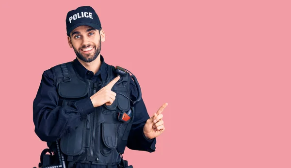 Mladý Pohledný Muž Plnovousem Policejní Uniformě Usmívá Dívá Kameru Ukazující — Stock fotografie