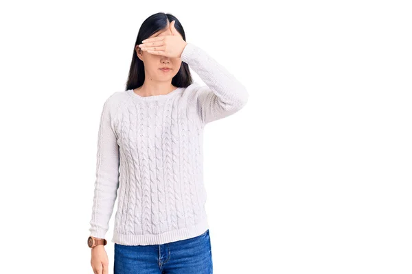 여자가 스웨터를 손으로 심각하고 표정을 있습니다 보지도 숨지도 배척하는 — 스톡 사진