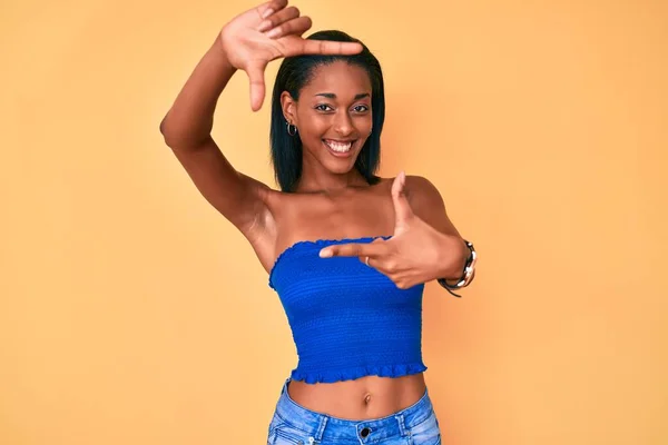 Mujer Afroamericana Joven Vistiendo Ropa Casual Sonriendo Haciendo Marco Con —  Fotos de Stock