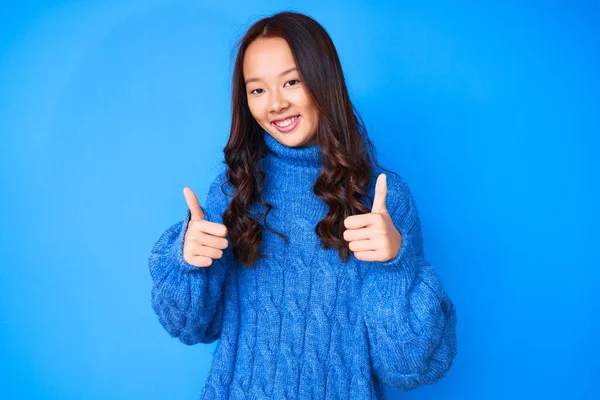 Menina Chinesa Bonita Nova Vestindo Sinal Sucesso Camisola Inverno Casual — Fotografia de Stock