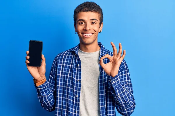 年轻的非洲裔美国人手持智能手机 手拿着屏幕 手拿着手签 脸上挂着友善的手势 这是个很好的象征 — 图库照片