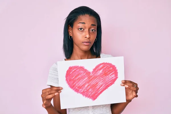 Jovem Afro Americana Segurando Coração Desenhar Relaxado Com Expressão Séria — Fotografia de Stock