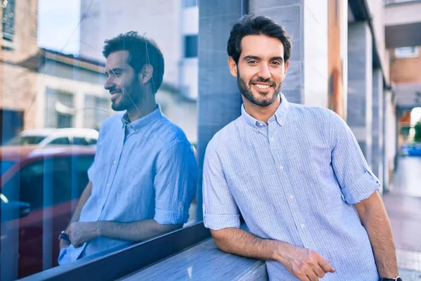 Jeune Homme Hispanique Souriant Heureux Appuyé Sur Mur Ville — Photo