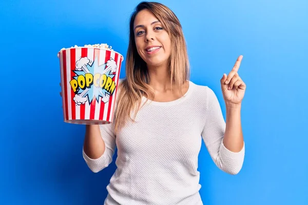 Giovane Bella Donna Che Tiene Popcorn Sorridente Felice Indicando Con — Foto Stock