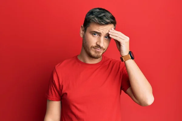 Schöner Kaukasischer Mann Lässigen Roten Shirt Besorgt Und Gestresst Über — Stockfoto