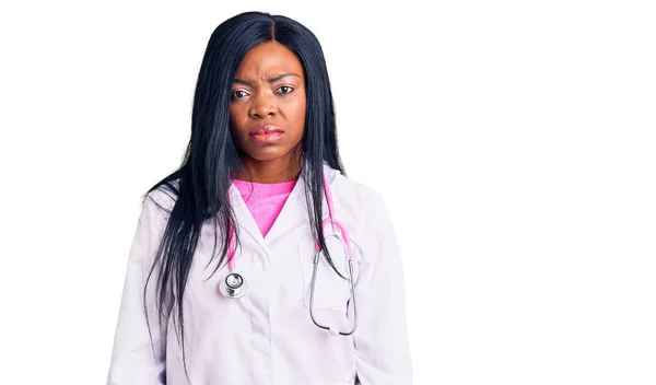 Ung Afrikansk Amerikansk Kvinna Bär Läkare Stetoskop Deprimerad Och Oroa — Stockfoto