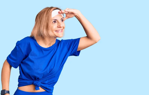 Mujer Rubia Joven Usando Ropa Deportiva Muy Feliz Sonriente Mirando — Foto de Stock