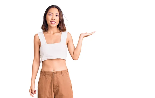 Jong Mooi Chinees Meisje Dragen Casual Kleding Lachend Vrolijke Presenteren — Stockfoto