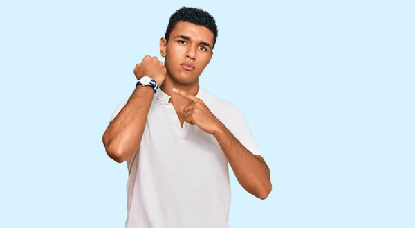 Młody Arabski Mężczyzna Luźnych Ciuchach Pośpiechu Wskazując Czas Niecierpliwość Patrząc — Zdjęcie stockowe