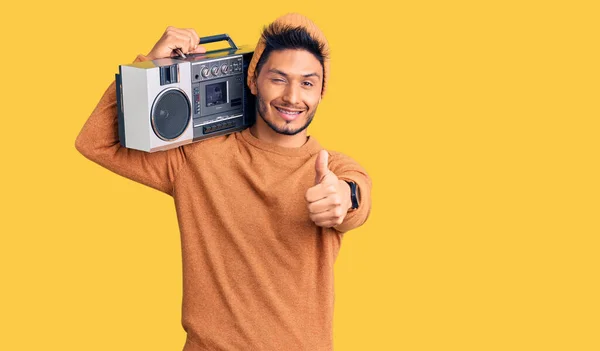 Hezký Latinskoamerický Mladík Který Drží Boombox Poslouchá Hudbu Která Schvaluje — Stock fotografie