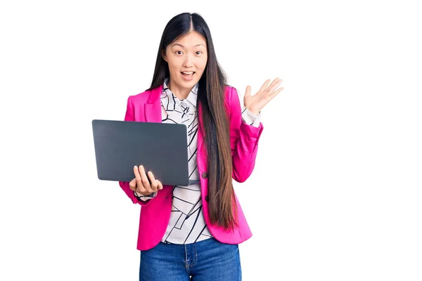 Giovane Bella Donna Cinese Utilizzando Computer Portatile Che Celebra Vittoria — Foto Stock