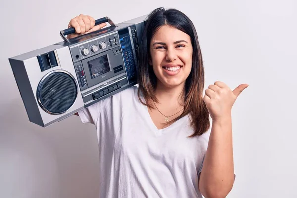 Ung Vacker Kvinna Lyssnar Musik Med Vintage Boombox Över Vit — Stockfoto
