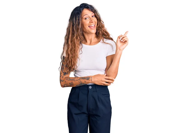 Jonge Spaanse Vrouw Met Tatoeage Casual Wit Tshirt Met Een — Stockfoto