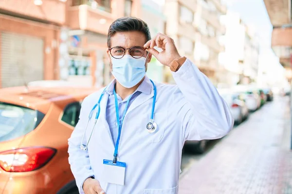 Jovem Bonito Médico Hispânico Vestindo Uniforme Proteção Coronavírus Máscara Médica — Fotografia de Stock