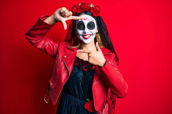 Mujer Vistiendo Día Del Traje Muerto Sobre Rojo Sonriente Haciendo — Foto de Stock