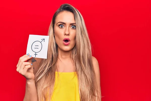 Jonge Blonde Vrouw Vragen Seks Discriminatie Vasthouden Papier Met Gendergelijkheid — Stockfoto