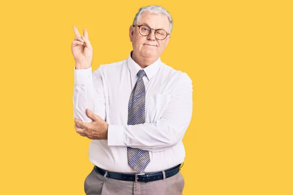 Hombre Pelo Gris Mayor Con Ropa Negocios Sonriendo Con Cara — Foto de Stock