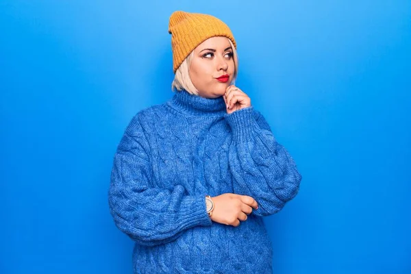 Junge Schöne Blonde Size Frau Blauem Lässigem Rollkragenpullover Und Wollmütze — Stockfoto