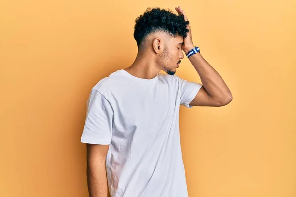 Homem Bonito Árabe Jovem Vestindo Camisa Branca Casual Surpreso Com — Fotografia de Stock