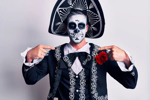 Mladý Muž Mexickém Dni Mrtvého Kostýmu Bílém Vypadal Sebevědomě Úsměvem — Stock fotografie