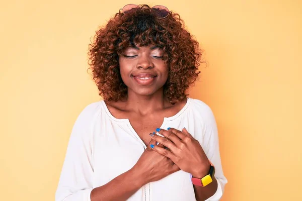 Genç Afro Amerikan Kadın Günlük Kıyafetler Giyip Elleri Göğsünde Gözleri — Stok fotoğraf