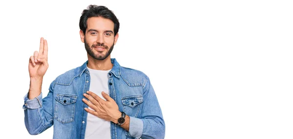 Jeune Homme Hispanique Portant Des Vêtements Décontractés Souriant Jurer Avec — Photo