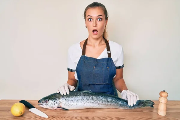 Mulher Branca Bonita Peixeiro Vendendo Salmão Cru Fresco Com Medo — Fotografia de Stock