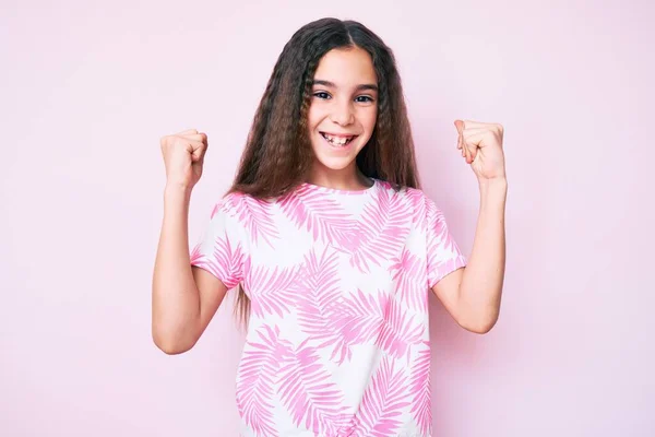 Menina Criança Hispânica Bonito Vestindo Roupas Casuais Gritando Orgulhoso Celebrando — Fotografia de Stock