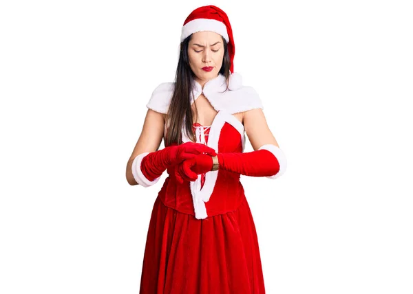 Jovem Bela Mulher Caucasiana Vestindo Traje Papai Noel Verificando Tempo — Fotografia de Stock