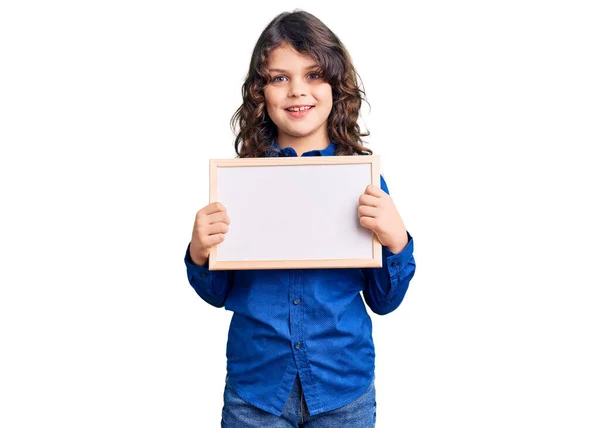 Criança Hispânica Bonito Com Cabelos Longos Segurando Quadro Branco Vazio — Fotografia de Stock