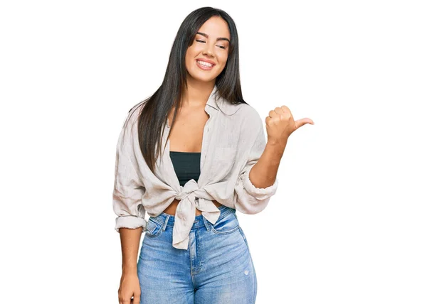Junge Schöne Hispanische Mädchen Lässiger Kleidung Lächelt Mit Glücklichem Gesicht — Stockfoto