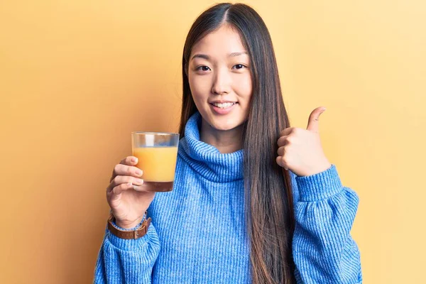 Joven Hermosa Mujer China Bebiendo Vaso Jugo Naranja Sonriendo Feliz —  Fotos de Stock