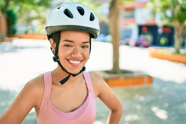 Ung Vacker Hispanic Cyklist Kvinna Ler Glad Bär Cykel Hjälm — Stockfoto