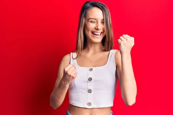 Menina Bonita Nova Vestindo Shirt Casual Sem Mangas Comemorando Surpreso — Fotografia de Stock