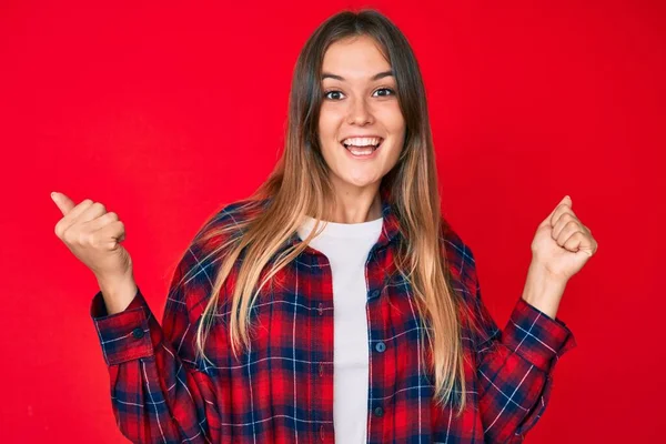 Bella Donna Caucasica Indossa Abiti Casual Urlando Orgoglioso Celebrando Vittoria — Foto Stock