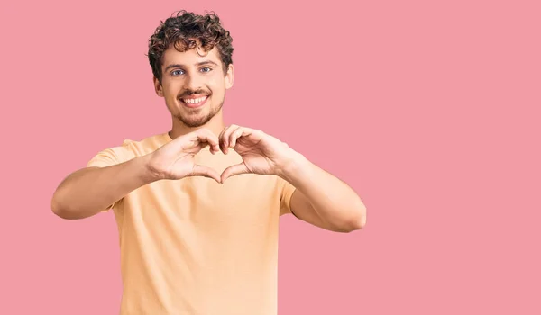 Joven Hombre Guapo Con Pelo Rizado Con Ropa Casual Sonriendo —  Fotos de Stock