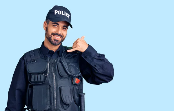 Jonge Spaanse Man Politie Uniform Glimlachend Telefoongebaar Makend Met Hand — Stockfoto