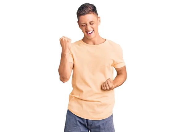 Joven Hombre Guapo Con Ropa Casual Celebrando Sorprendido Sorprendido Por — Foto de Stock