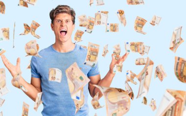 Genç, yakışıklı, sıradan kıyafetler giyen çılgın ve deli gibi bağıran agresif bir ifade ve kollarla bağıran bir adam. hüsran kavramı.