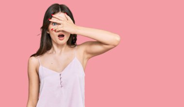 Genç, güzel, beyaz bir kız. Günlük kıyafetler giymiş. Şoka girmiş, yüzünü ve gözlerini kapamış, utanmış bir ifadeyle parmaklarından bakıyor.. 